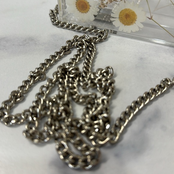 Daisies acrylic transparent lucite box clutch with silver chain strap🌼 - Picture 13 of 15
